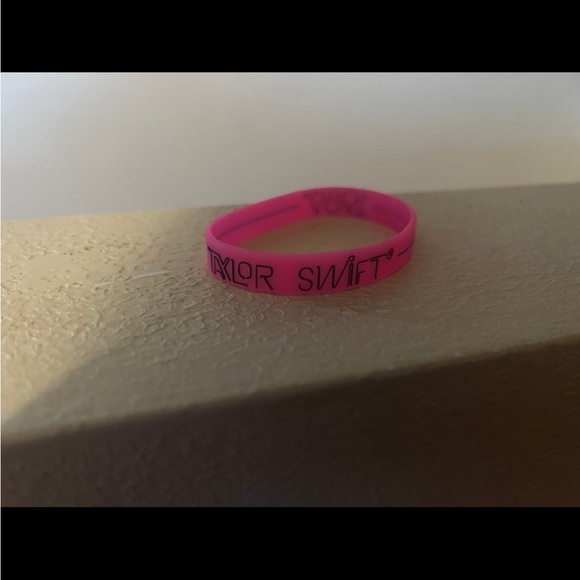 Official Taylor Swift neon pink 1989 tour rubber bracelet - Picture 2 of 3